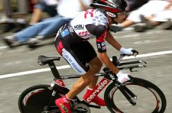 开云体育在线-螺丝刀对战艺术品，红牛二队如何用齿轮般精准碾过法拉利的光芒