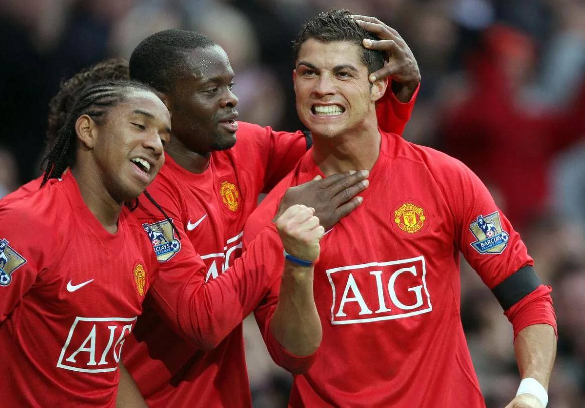 曼联轻取巴萨，阿奎罗一己之力扛起全队