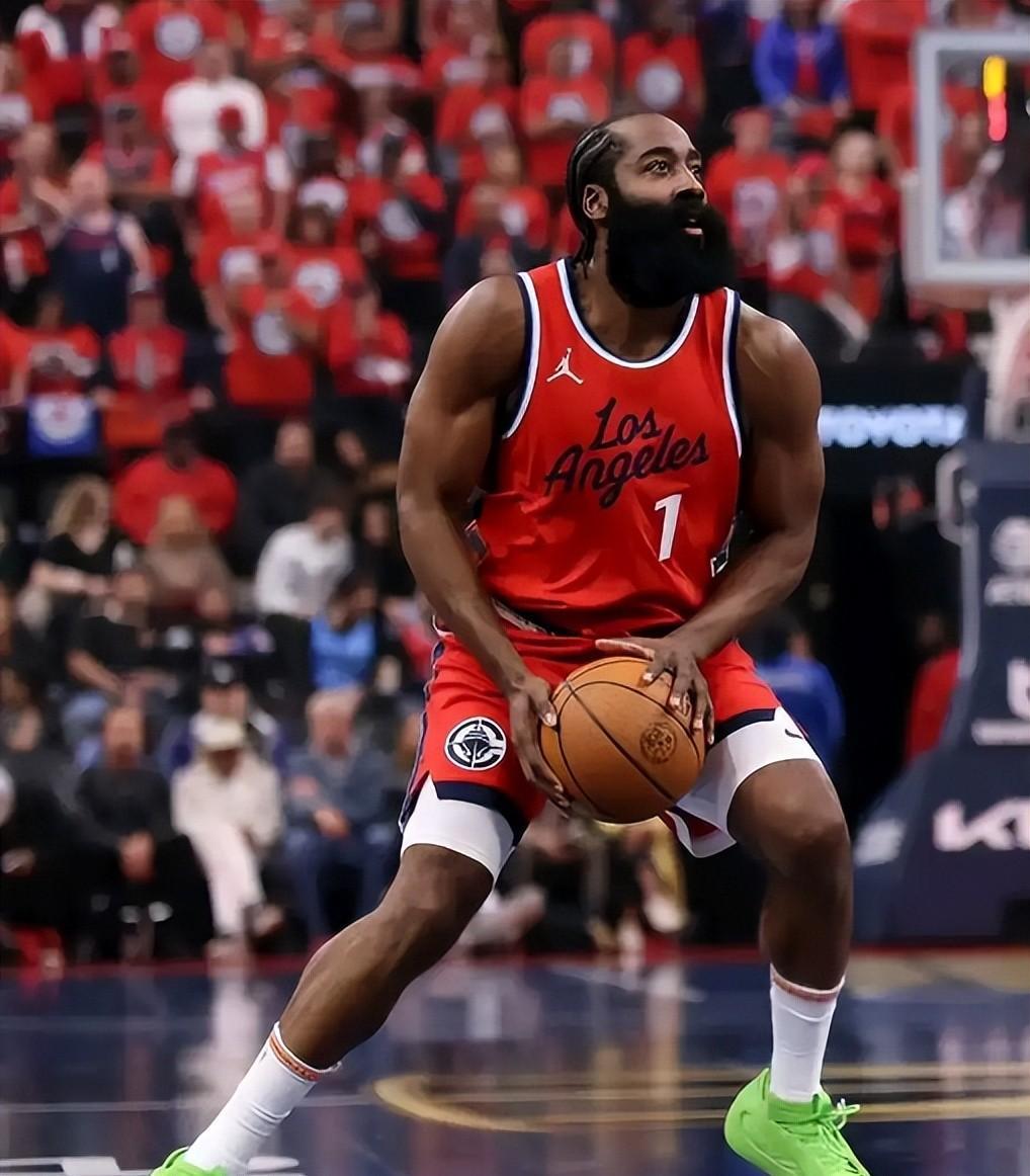 篮网B队鏖战尼日利亚男篮,伦纳德统治全场 篮网B队鏖战尼日利亚男篮,伦纳德统治全场