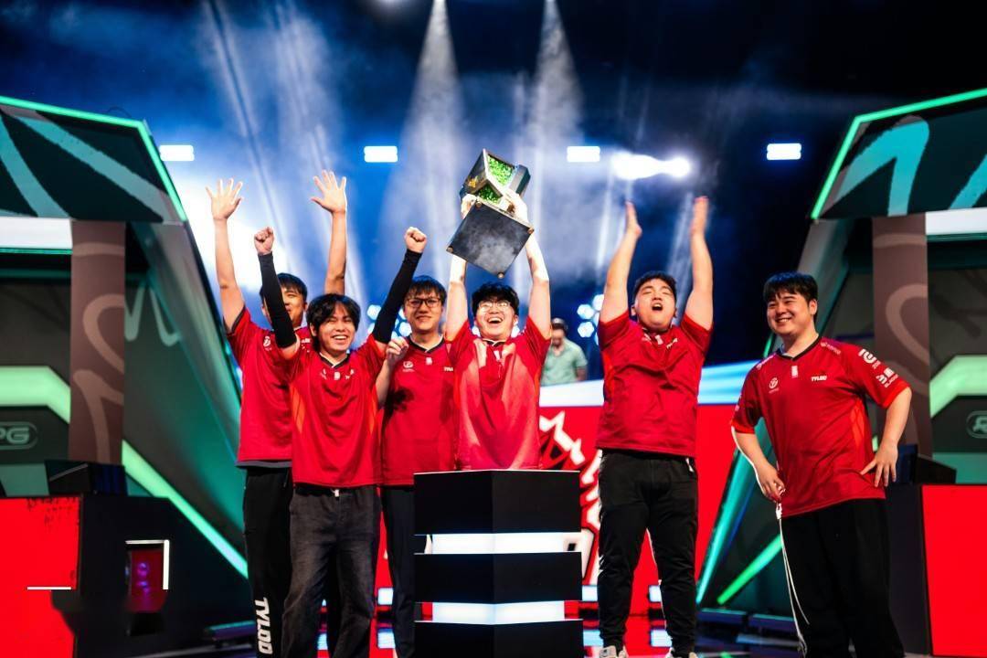 CS2决赛震撼开打,巅峰对决引爆全场 CS2决赛震撼开打,巅峰对决引爆全场