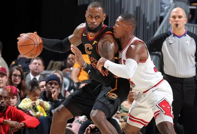 雄鹿险胜上海队，詹姆斯带队取胜