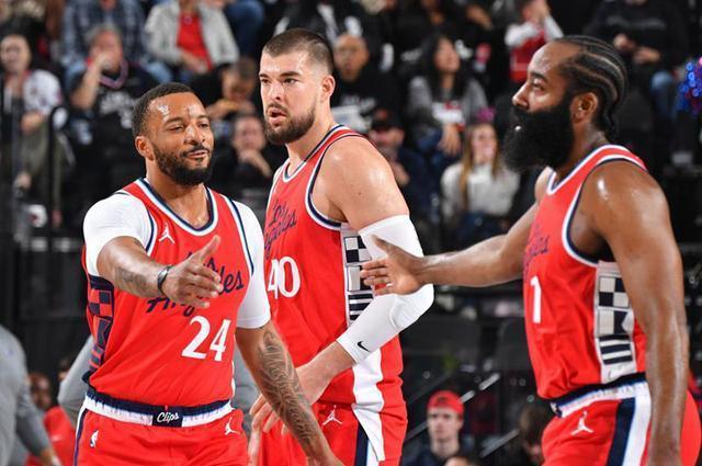 马刺逆转快船，西亚卡姆带队取胜