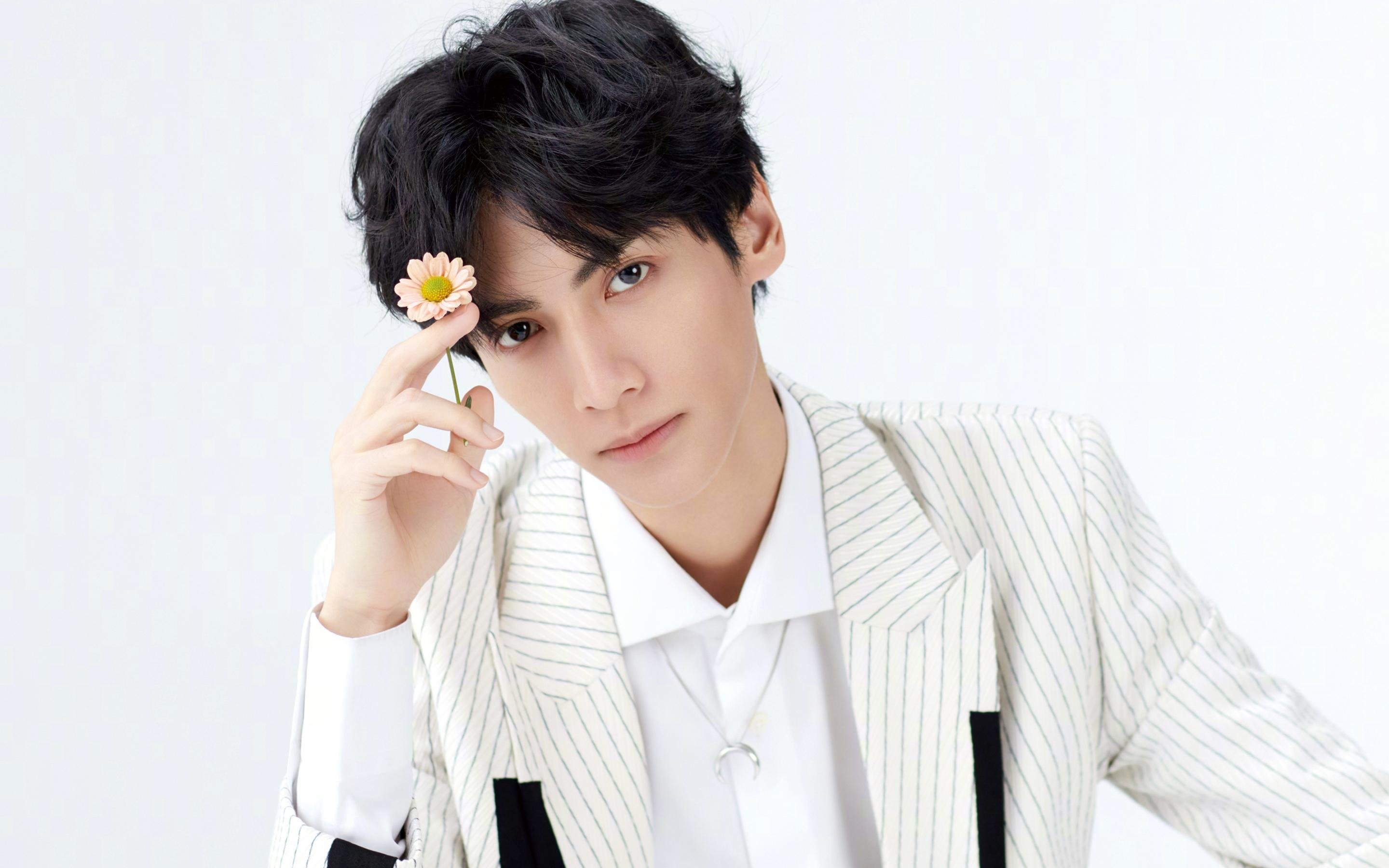 终场哨与乒乓球拍,在平行时空的转角,我们共享同一种震颤