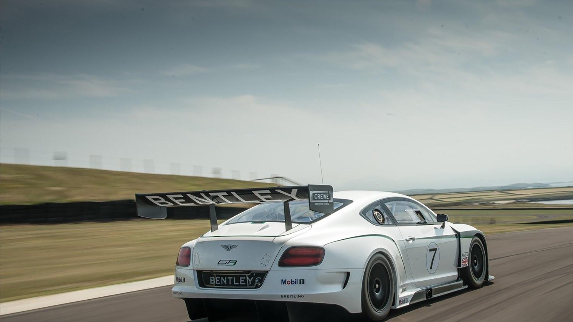 冰火两极,李刚仁临危救主与喀麦隆铁血完胜的足球启示录