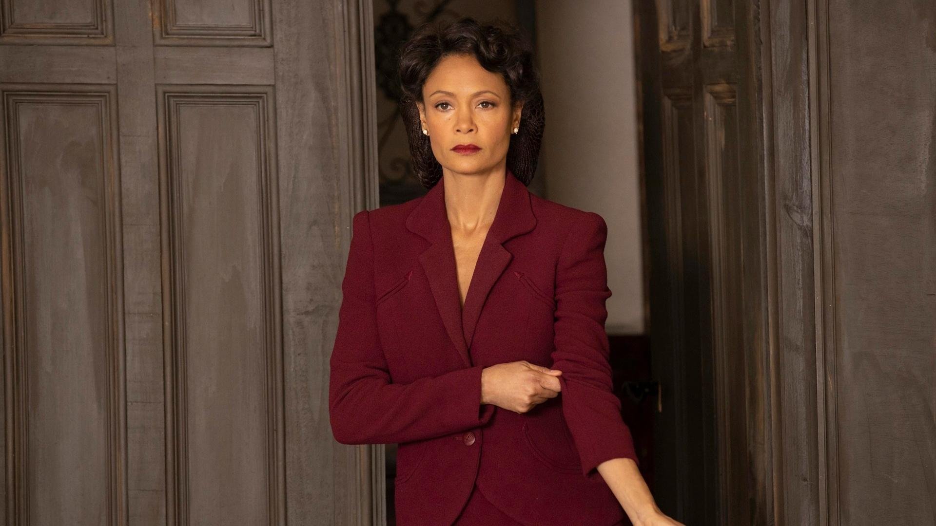 双城记，当赛道啸叫撕裂夜幕，篮球画出终焉的弧线